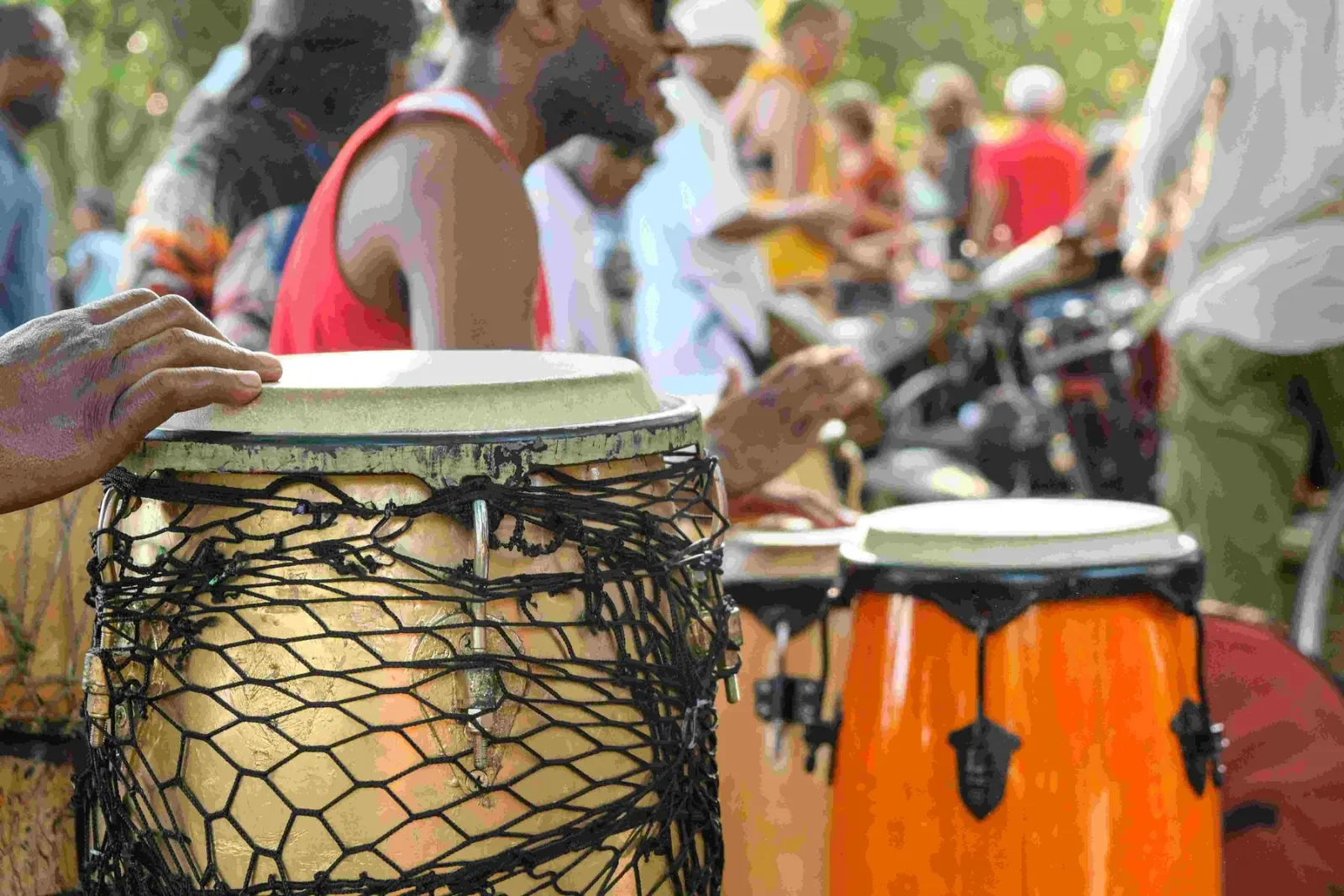 Roda de percussão na rua, com congas e mãos nos tambores